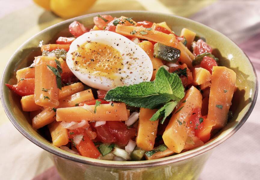 Salade tiède de carottes aux poivrons et à l'œuf mollet