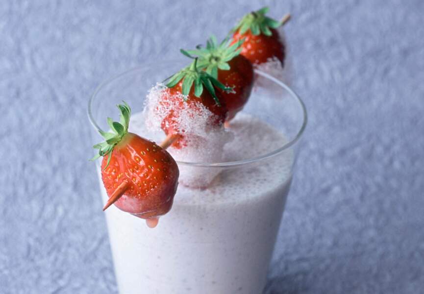 Milkshake de fraise et brochette déguisée