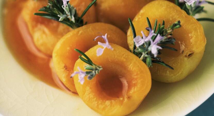 Abricots piqués de romarin au sirop