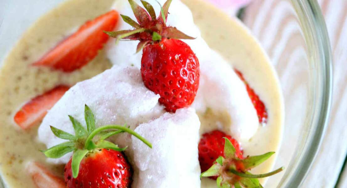 Version moins sucrée : Crème anglaise végétale aux fraises façon île flottante