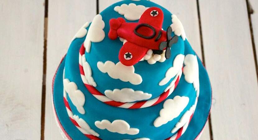 Gâteau d'anniversaire nuages et avion
