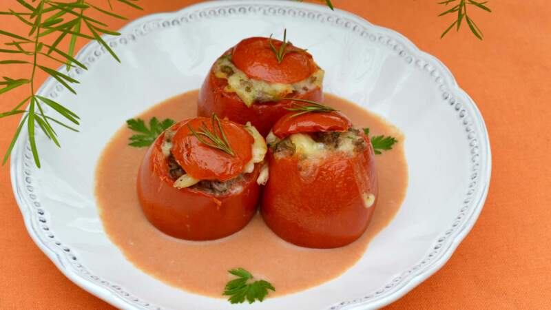 Tomates farcies aux risoni et à la viande, sauce crémeuse tomate et balsamique