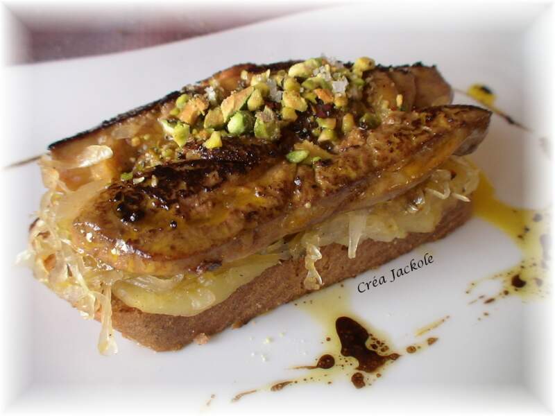 Foie gras poêlé sur lit de pommes et choucroute à la cannelle