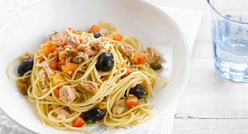 Spaghettis au thon, tomates, olives et câpres