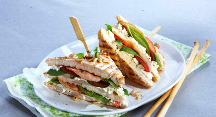 Club-sandwichs de poulet au bacon et basilic