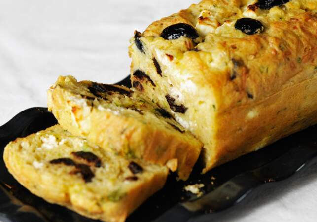 Cake salé sans gluten : fêta, olives noires et courgettes