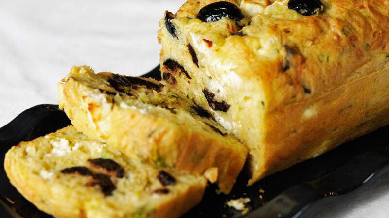 Cake salé sans gluten : fêta, olives noires et courgettes