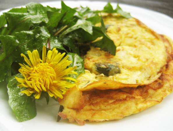 Omelette aux fleurs de pissenlit et sa salade