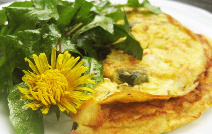 Omelette aux fleurs de pissenlit et sa salade