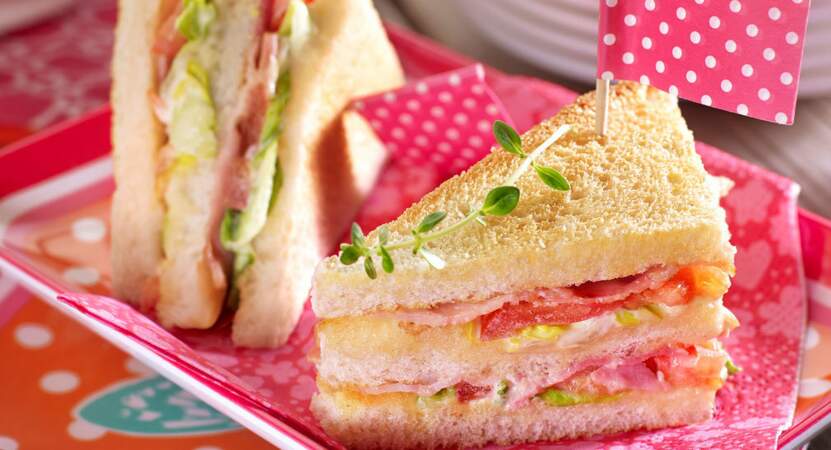 Club sandwich au bacon, laitue et tomate