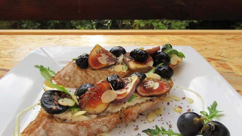 Tartines de brebis aux raisins, figues, olives noires et graines de pavot