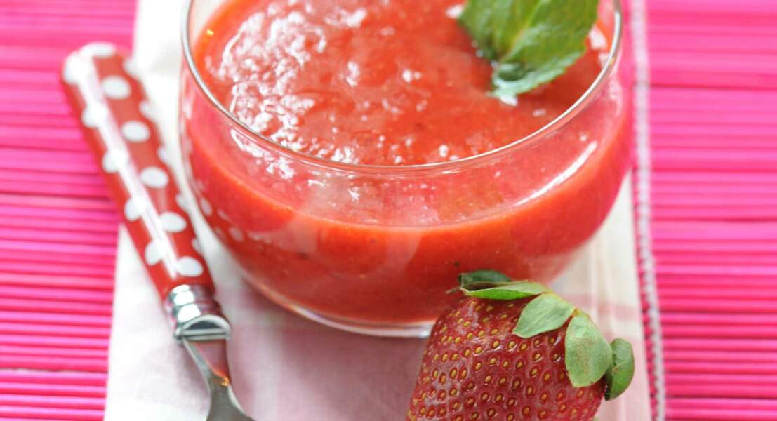 Soupe glacée à la rhubarbe et aux fraises