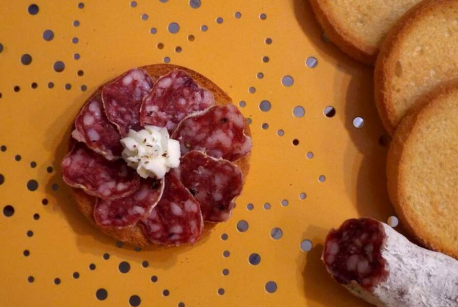 Tartine briochée en rosace de saucisson et sa douce Chantilly au fromage