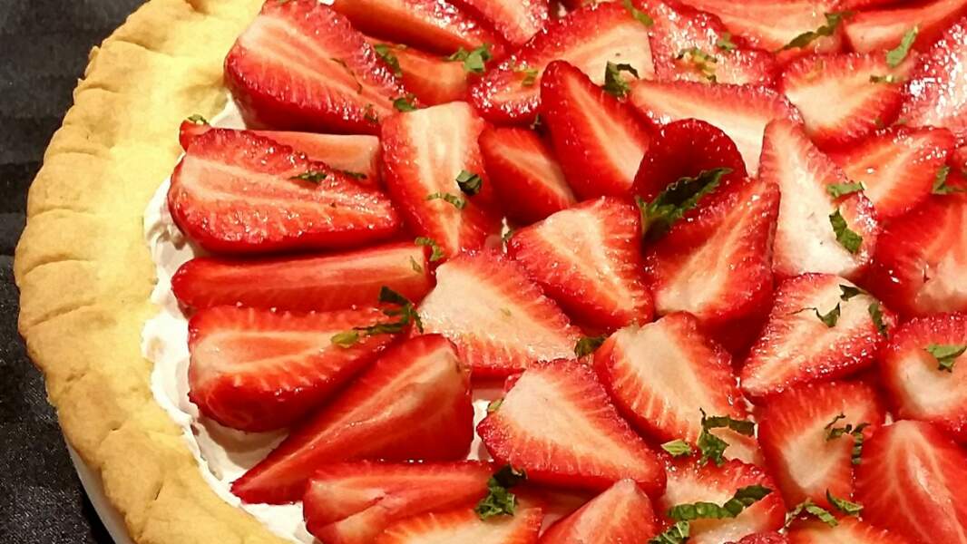 Tarte aux fraises, au mascarpone et à la menthe sur pâte sablée aux amandes
