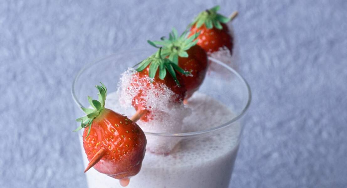 Milkshake de fraise et brochette déguisée