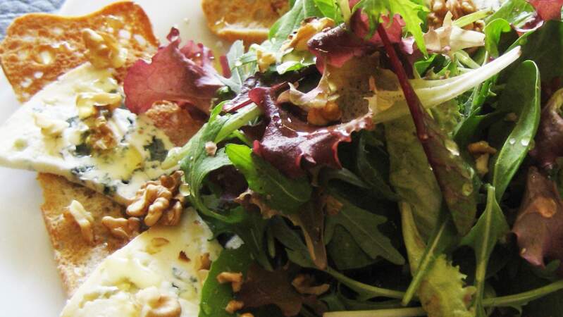 Tartines grillées au bleu d'Auvergne, noix concassées, miel et salade mesclun