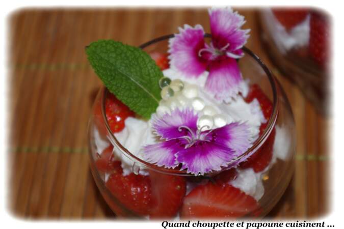Verrines de fraises, chantilly et perles de Yuzu