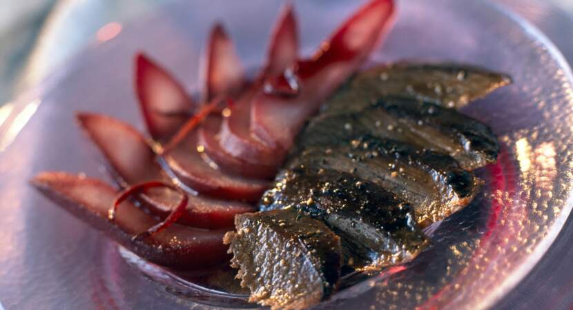 Gigue de chevreuil marinée, poires au vin rouge