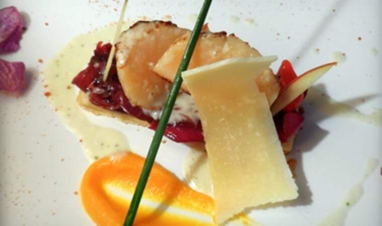 Noix de Saint-Jacques sur un croustillant au parmesan avec un confit d'oignons rouges et des allumettes de pomme granny
