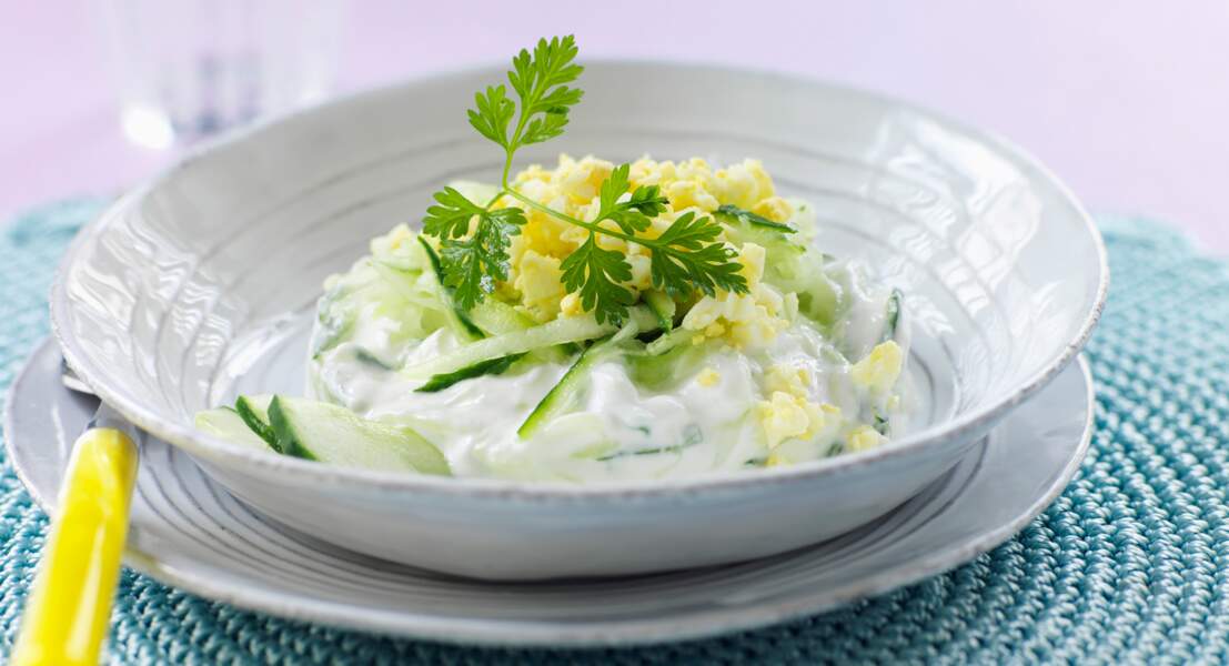 Salade de concombre à l'oeuf dur et au fromage blanc