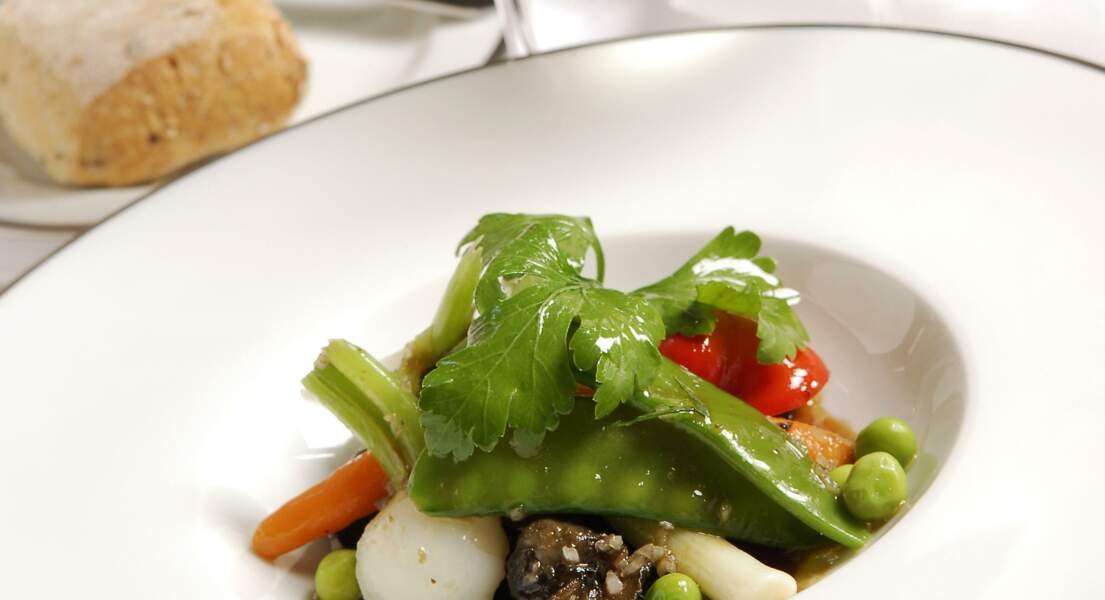 Escargots de Bourgogne en fricassée de jeunes légumes