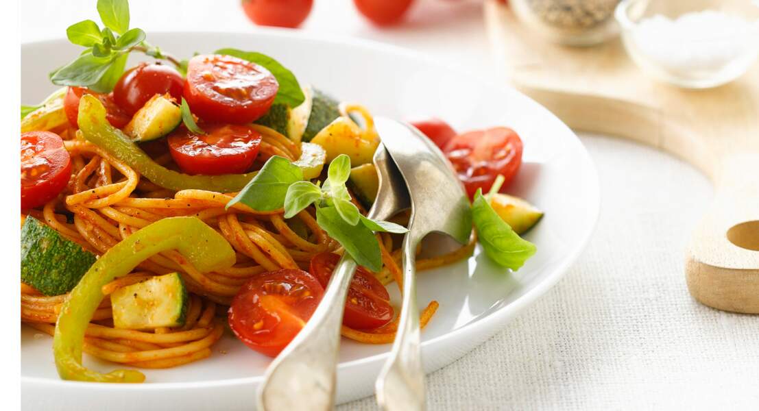 Spaghettis végétariens aux poivrons, tomates cerise et courgettes