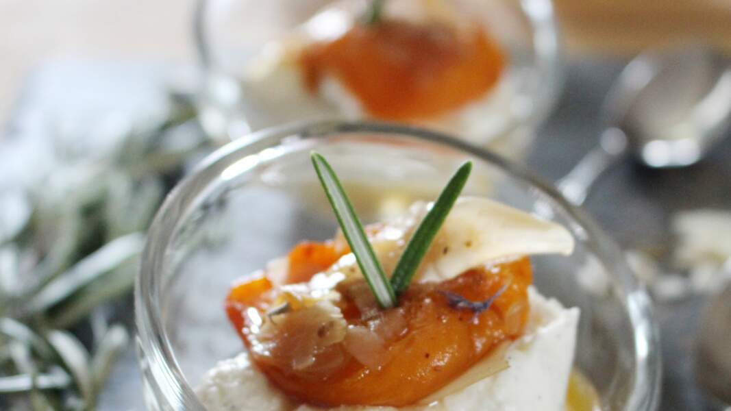 Abricots rôtis au miel de lavande, petite mousse légère mascarpone vanille et coulis d’abricots