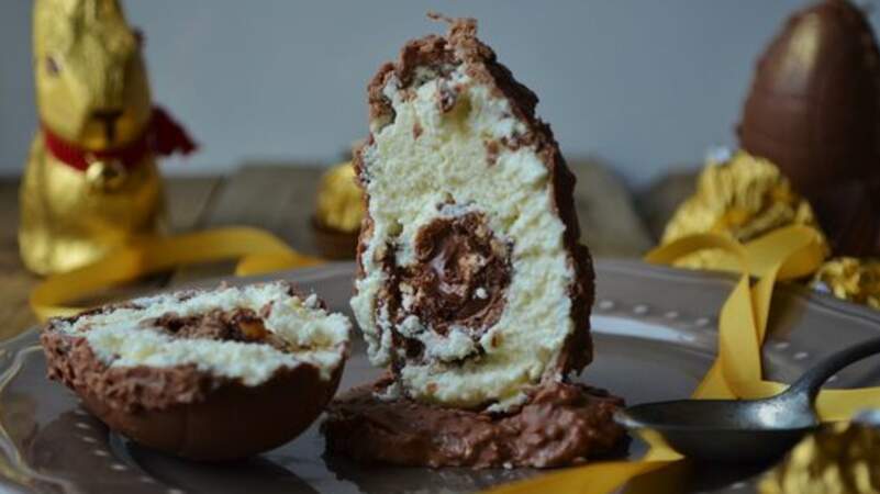 Œufs de Pâques chocolat au lait feuilleté à la mousse de chocolat blanc au cœur de gaufrette enrobées de chocolat au lait et noisettes