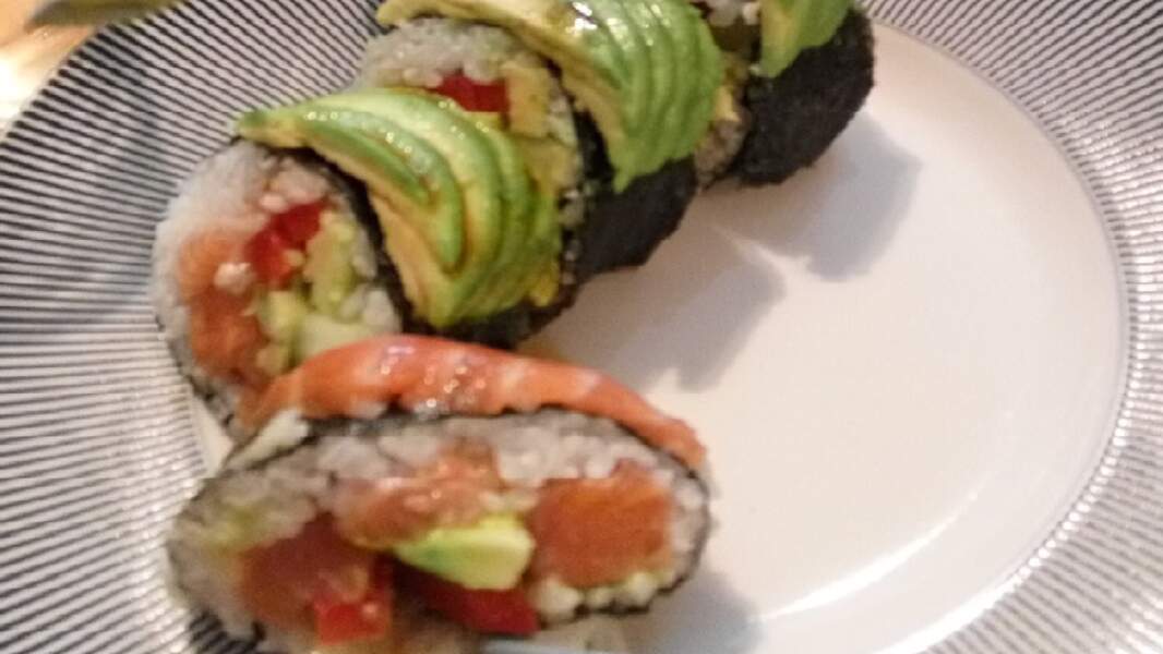 Avocat saumon et red pepper sushis