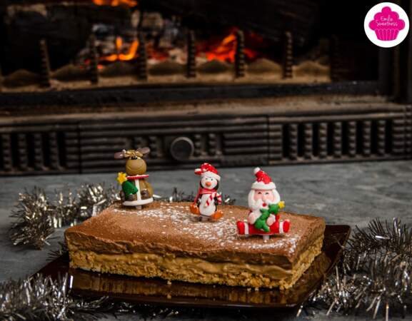 Dessert de Noël, entremets au chocolat et praliné aux noisettes sur base biscuitée