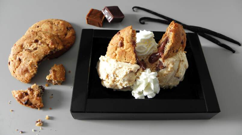 Crème glacée à la vanille de Madagascar, éclats de caramel et cookies extra-fondants au cœur fondant au chocolat au lait et noisettes