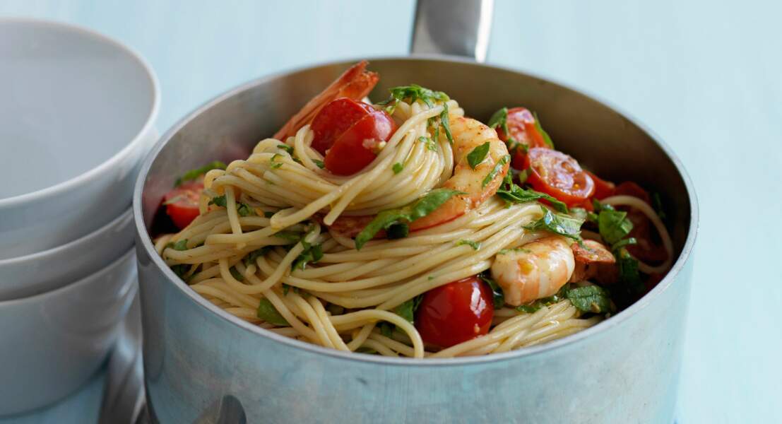Spaghettis aux crevettes et aux tomates cerise
