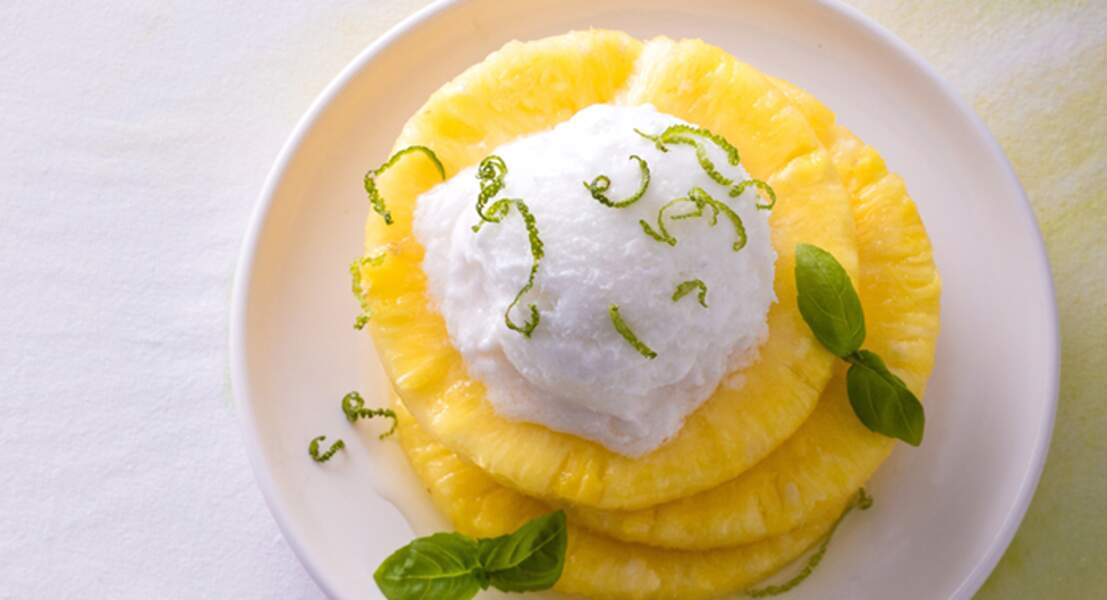Ananas au sirop d’agrumes, glace au yaourt