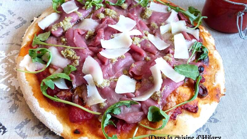 Pizza au carpaccio de boeuf et olives vertes