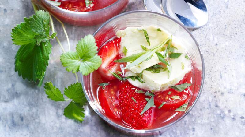 Soupe de fraises et tomates, glace à la moutarde verte
