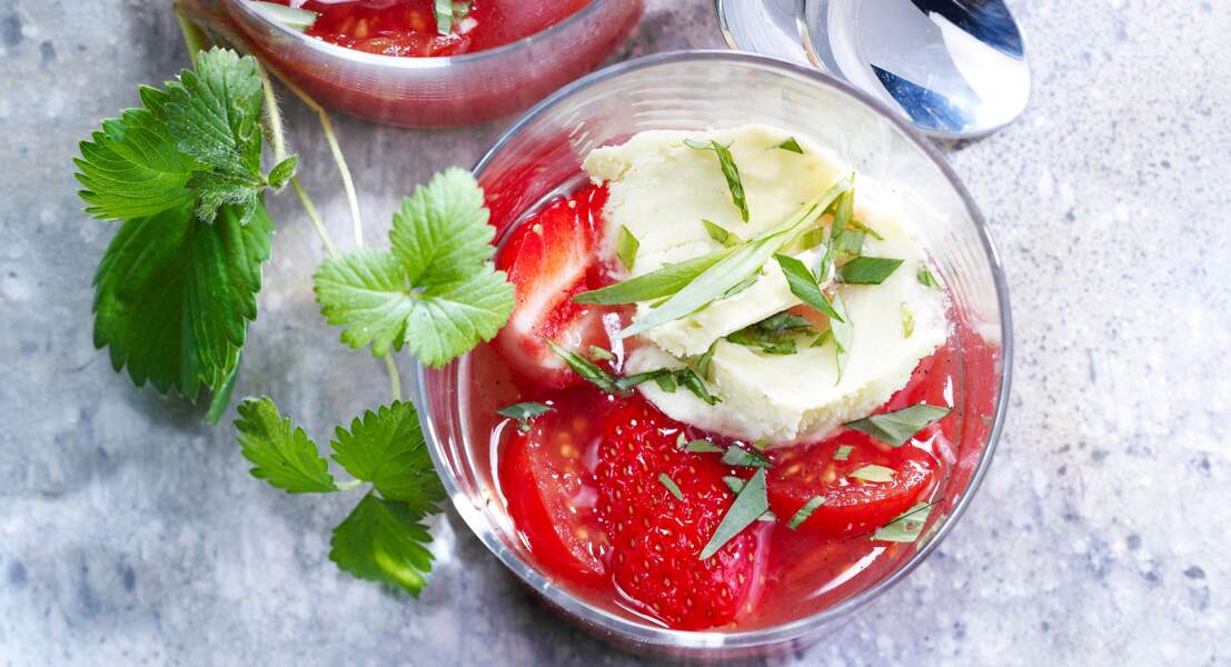 Soupe de fraises et tomates, glace à la moutarde verte