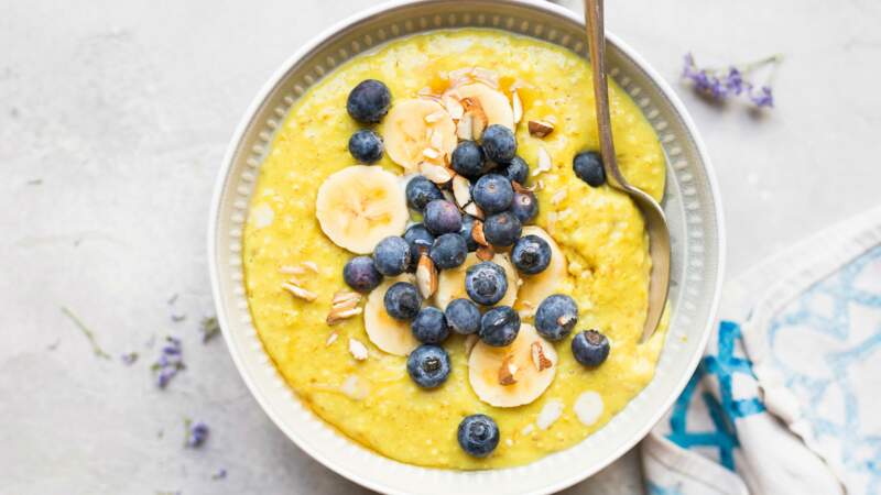 Porridge au curcuma, banane, myrtilles