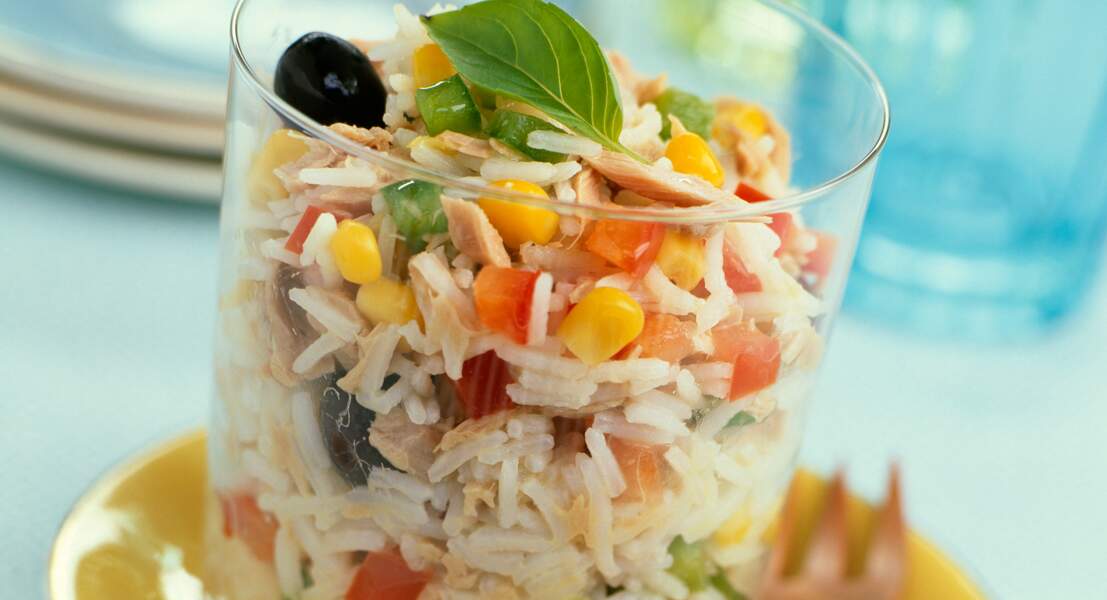 Salade de riz au maïs et aux olives noires
