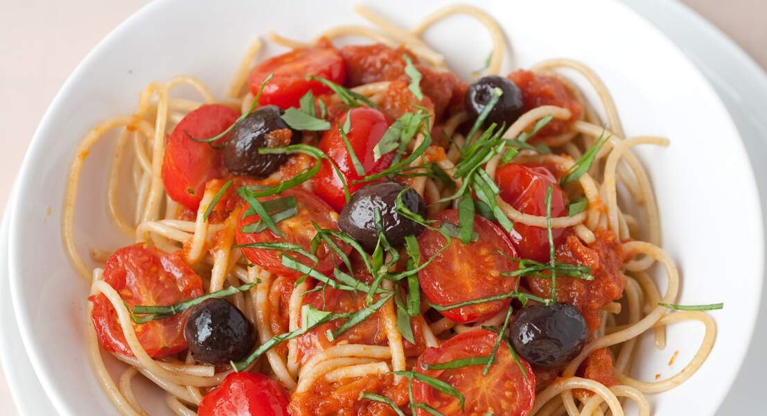 Spaghettis tomates olives et basilic