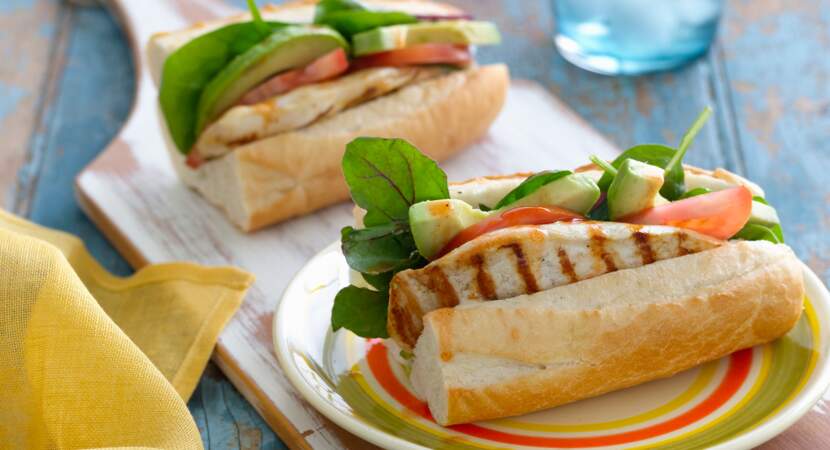 Sandwich baguette au poulet grillé et avocat-salade