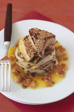 Foie gras poêlé au sésame sur fondue d'endive