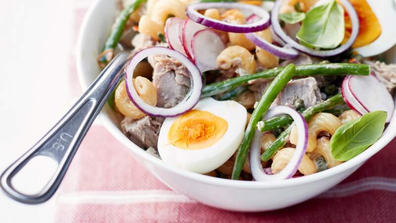 Salade de pâtes au thon, légumes et oeuf dur