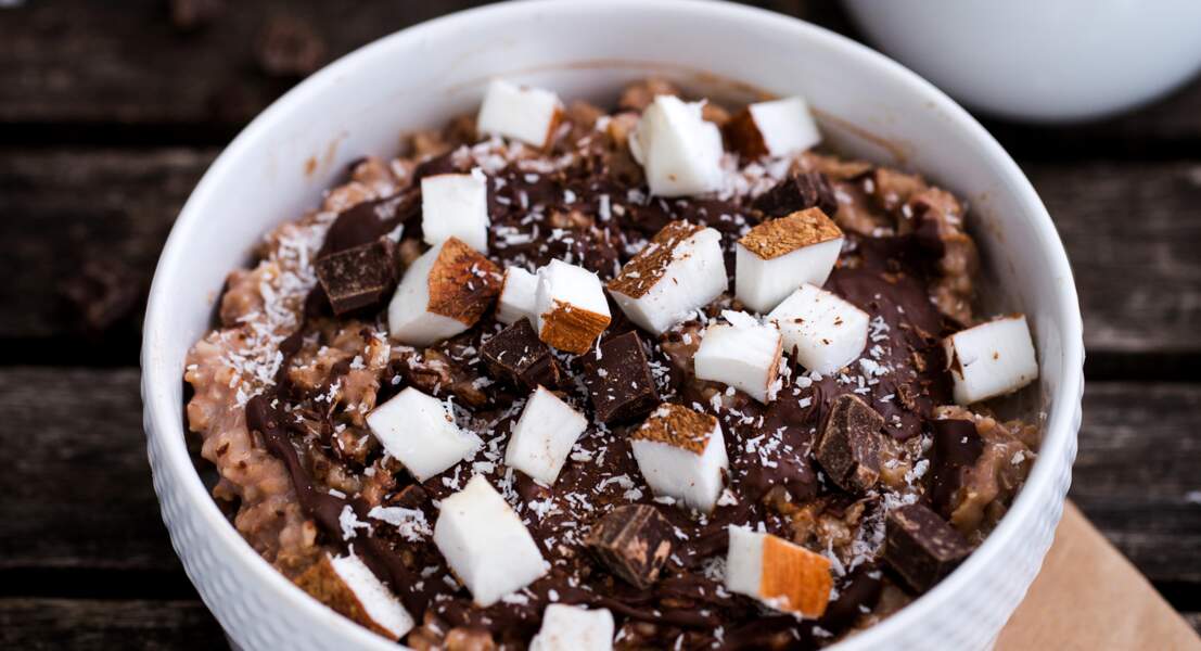 Porridge au chocolat et noix de coco