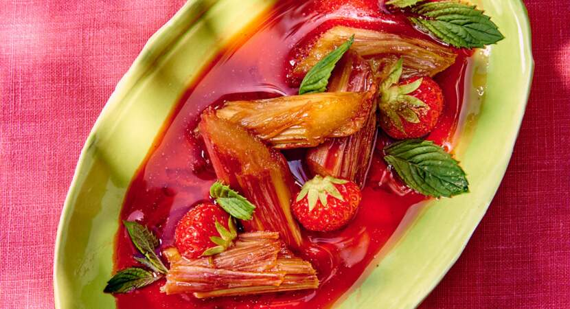 Rhubarbe caramélisée, jus de fraise