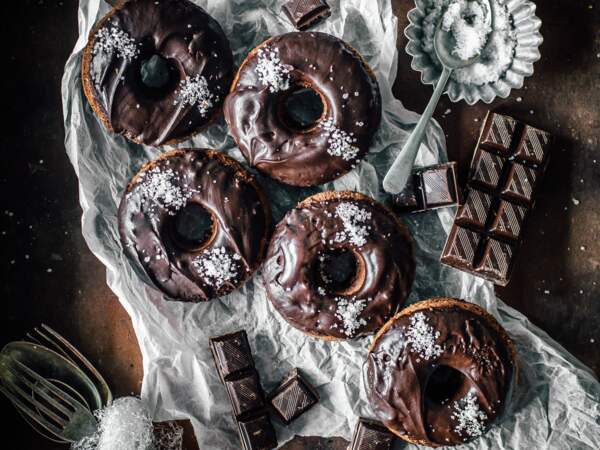 Donuts au chocolat noir salé