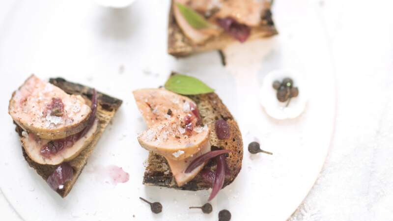 Toasts de foie gras au confit d’oignon rouge