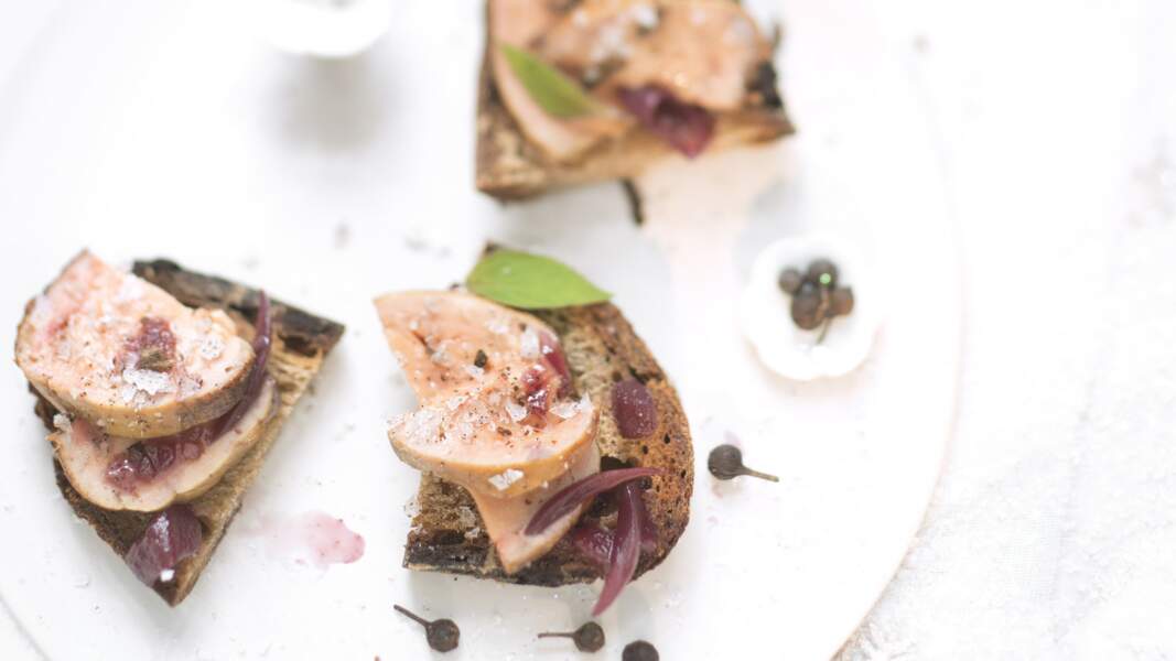 Toasts de foie gras au confit d’oignon rouge