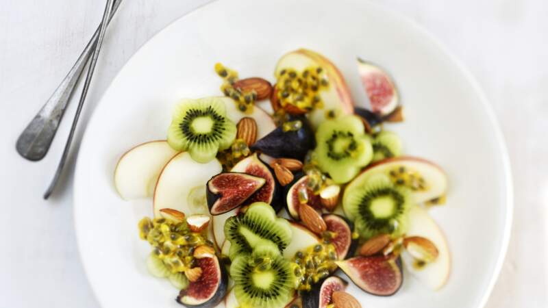 Salade de fruits pomme kiwi fruit de la passion et amandes