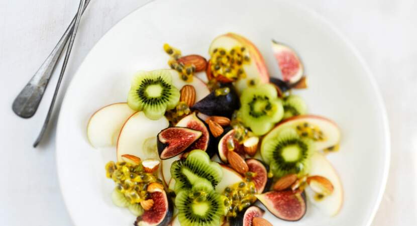 Salade de fruits pomme kiwi fruit de la passion et amandes
