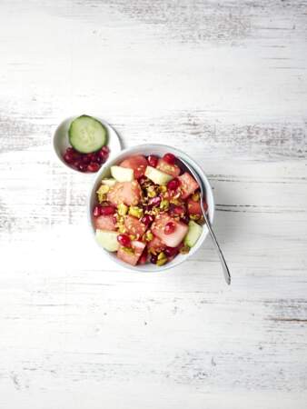 Salade de fruits aux graines de lin et éclats de pistaches